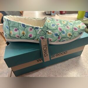 Tom’s, size 11, NWT